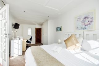 accommodation summerstrand room4 emabaleni2