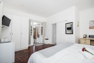 accommodation summerstrand room6 emabaleni2