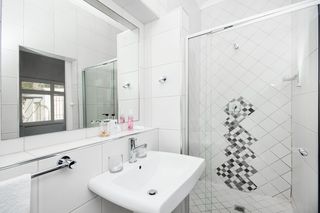 accommodation summerstrand room6 emabaleni3