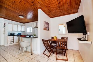 accommodation summerstrand family room emabaleni3